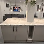 Cv6 Radford Red Rose Accommodation
