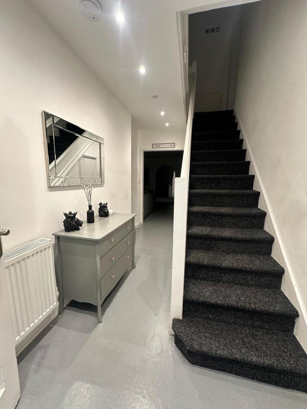 Apartment Cv6 Radford Red Rose *