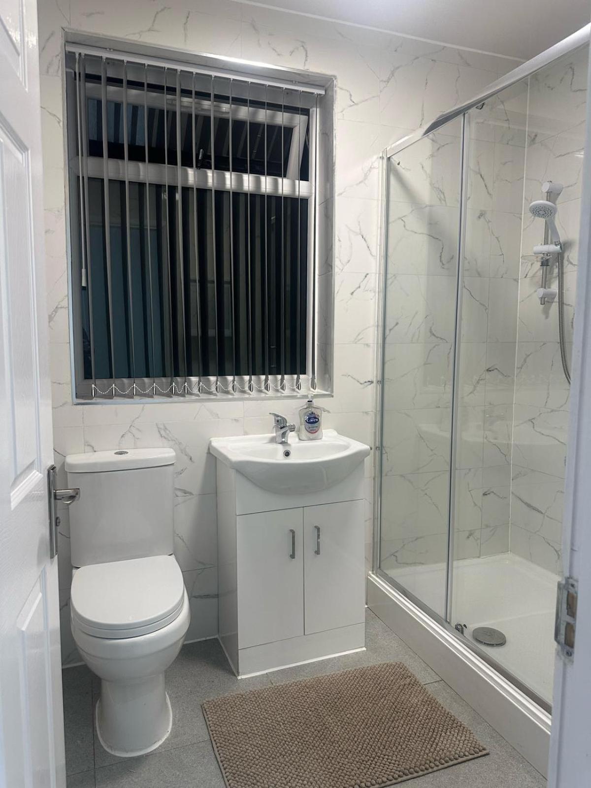 Apartment Cv6 Radford Red Rose