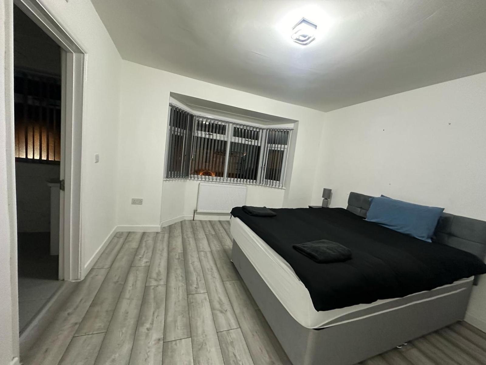 Cv6 Radford Red Rose Apartment Coventry